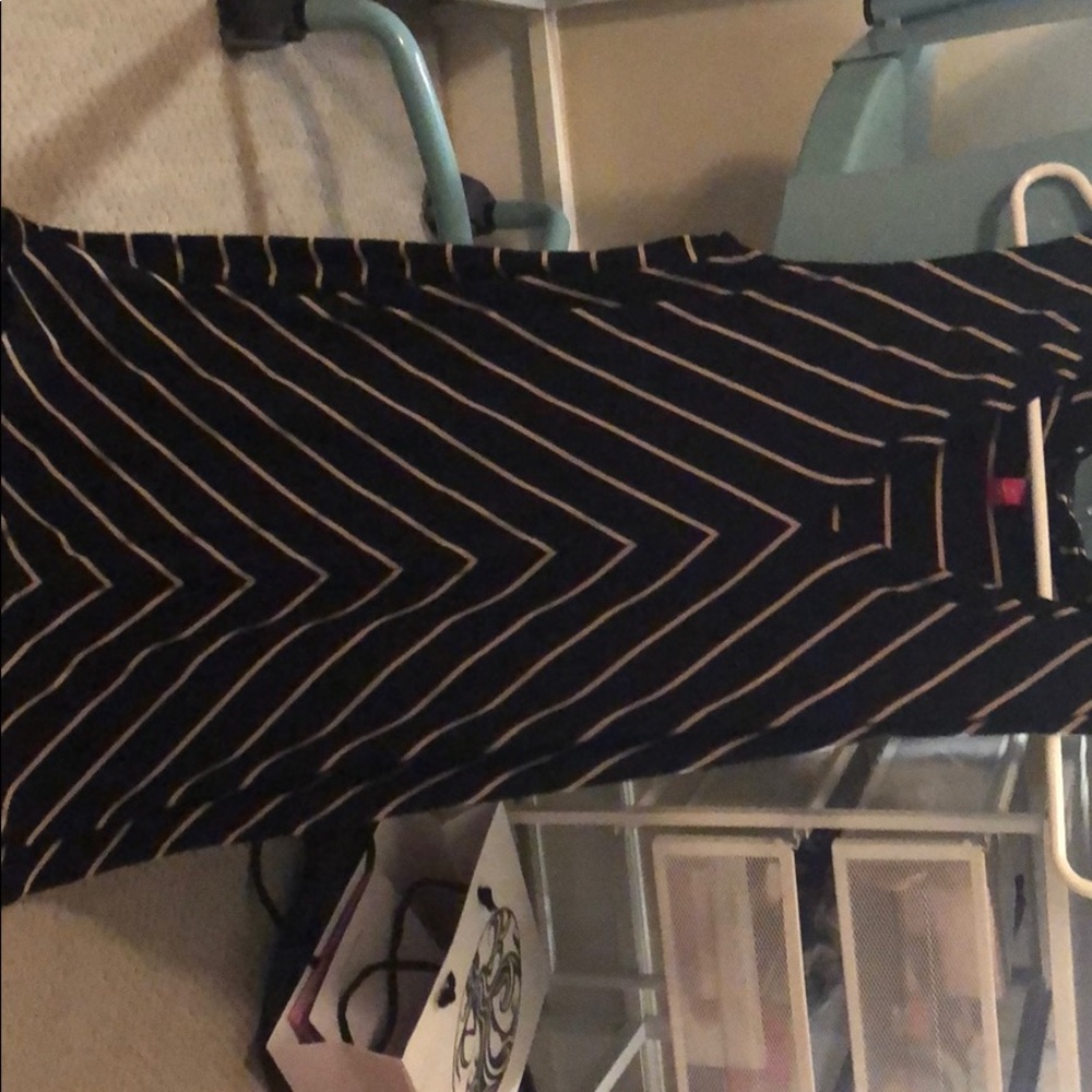 Flattering v-neck sleeveless stretchy cotton top